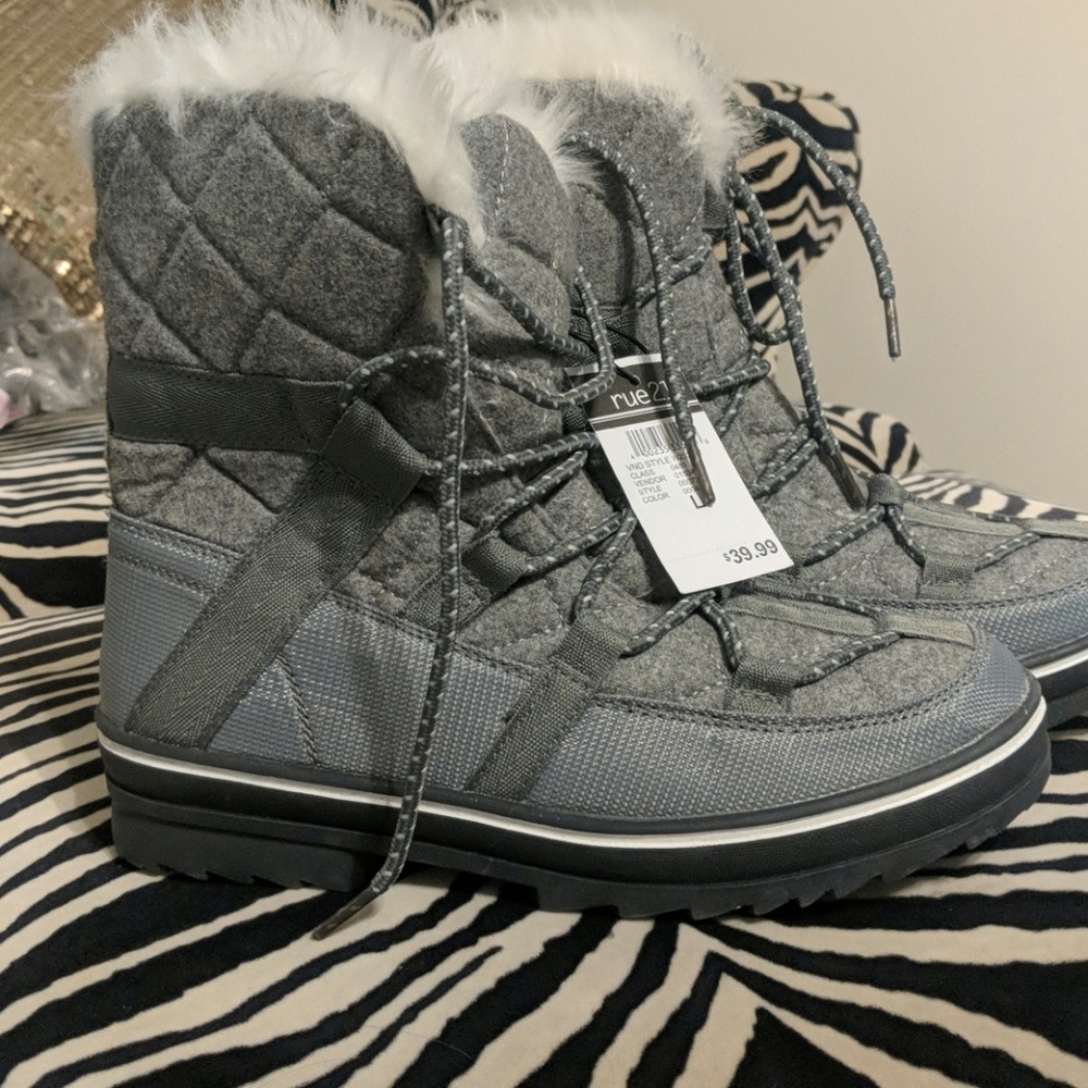 Snow boots